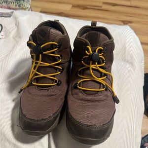 Columbia Men's Brown Boots with Yellow Laces